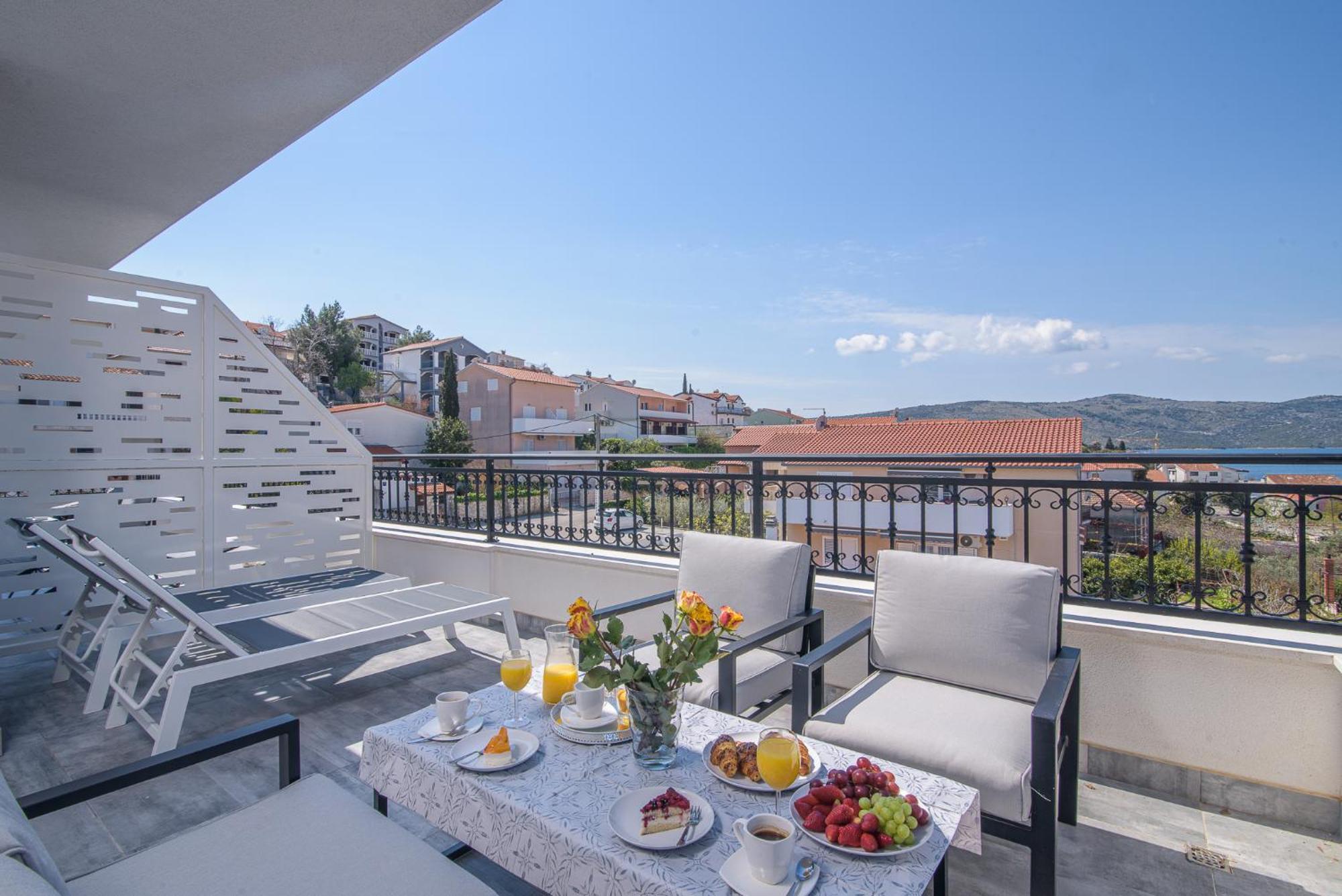 Villa Barbara & Zoran With Free Parking And Heated Swimming Pool Сегет-Враница Экстерьер фото