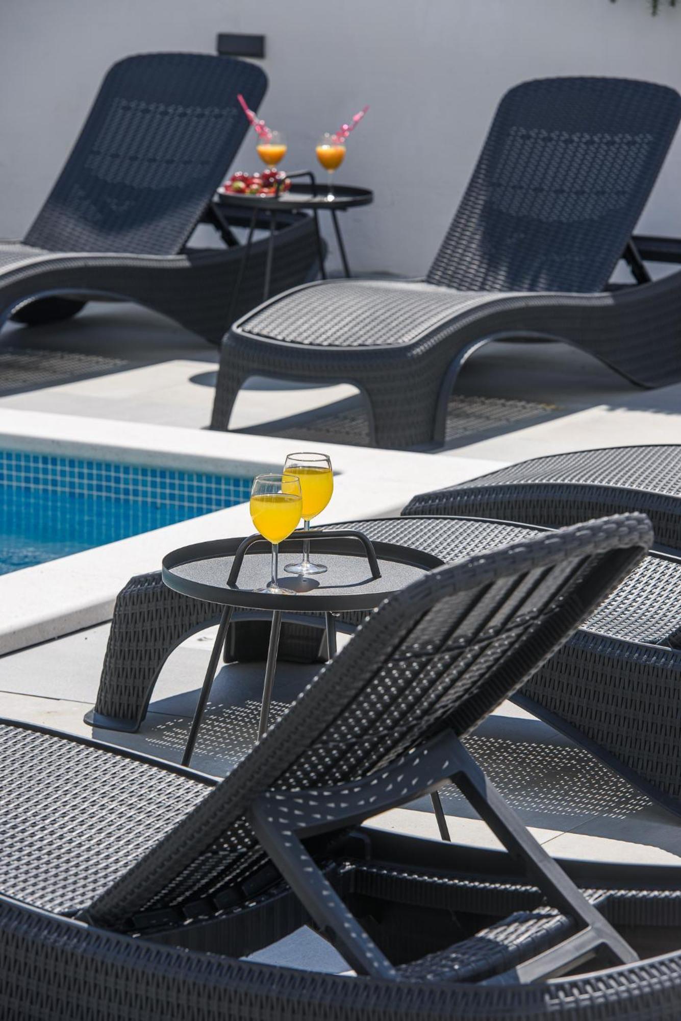 Villa Barbara & Zoran With Free Parking And Heated Swimming Pool Сегет-Враница Экстерьер фото
