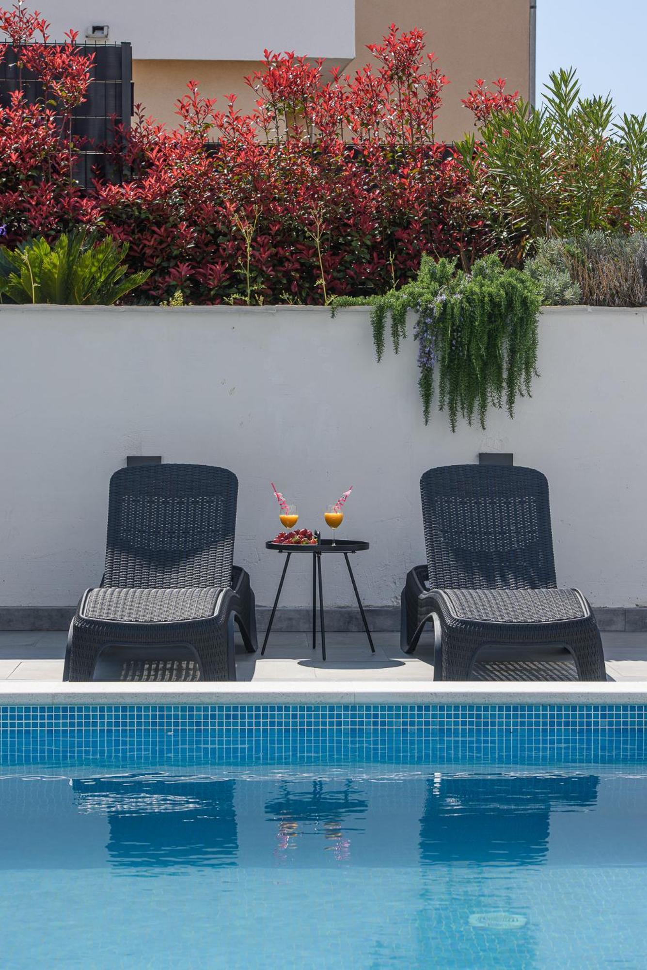 Villa Barbara & Zoran With Free Parking And Heated Swimming Pool Сегет-Враница Экстерьер фото