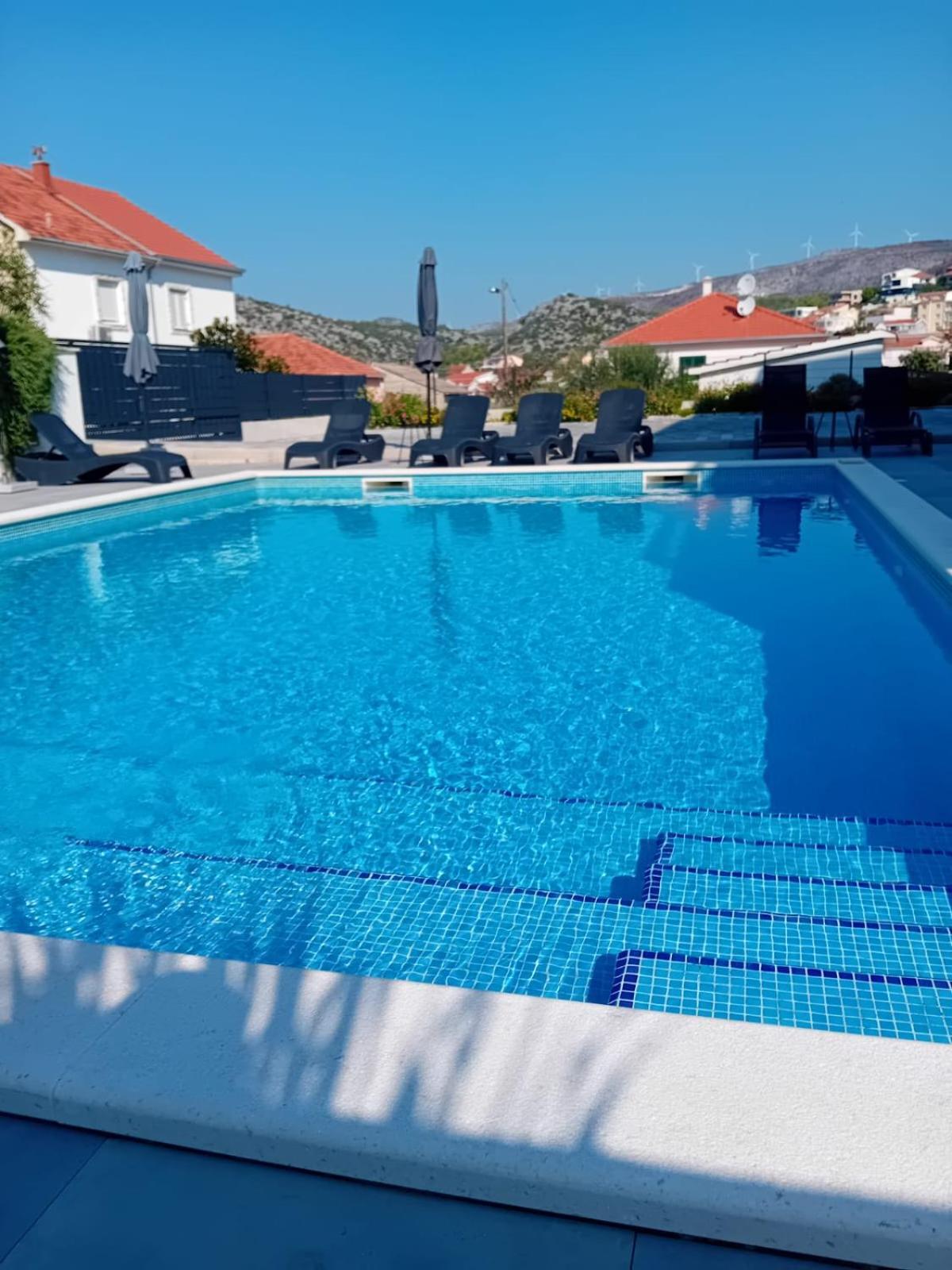 Villa Barbara & Zoran With Free Parking And Heated Swimming Pool Сегет-Враница Экстерьер фото